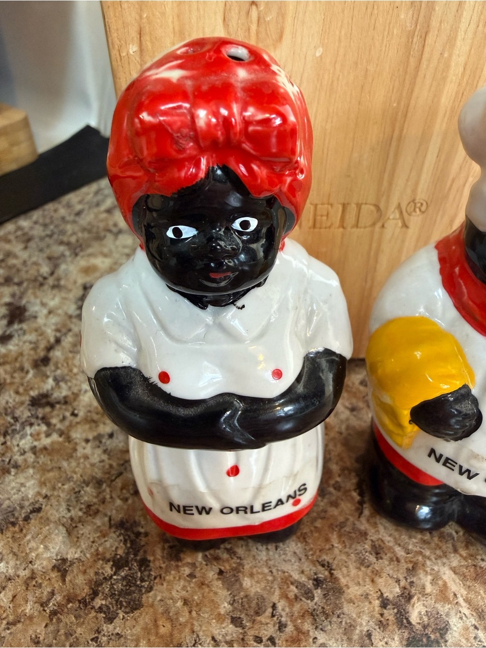 Vintage souvenir, salt and pepper shakers 1993 - Picture 3 of 13
